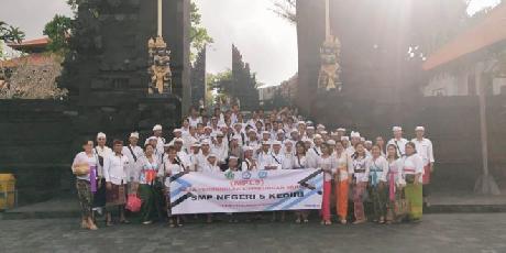 Penutupan MPLS SMP Negeri 5 kediri diisi kegiatan Tirtayatra Ke Pura Luhur Tanah Lot dan Pura Luhur